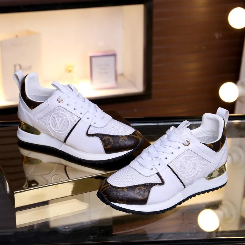 👟👟Ex-factory price 400👟👟 Men's size +10 Couple style, 2019 spring and summer new LOUIS VUITTON The same style of casual sports shoes is launched on Louis Vuitton's official website. Fabric: imported cowhide/cow velvet/breathable mesh, (imported mesh with silicone LV logo), rubber combination outsole, 2cm behind the sole, built-in 0.5cm comfortable feet, size 35-41 for women, 39-46 for men, welcome new and old customers to repost pictures for sale